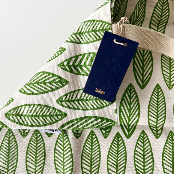 NWT Canvas Tote Bag in Leaf Print - Picture 2 of 9